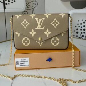 LV three-in-one chain bag armpit hand holding a shoulder Messenger